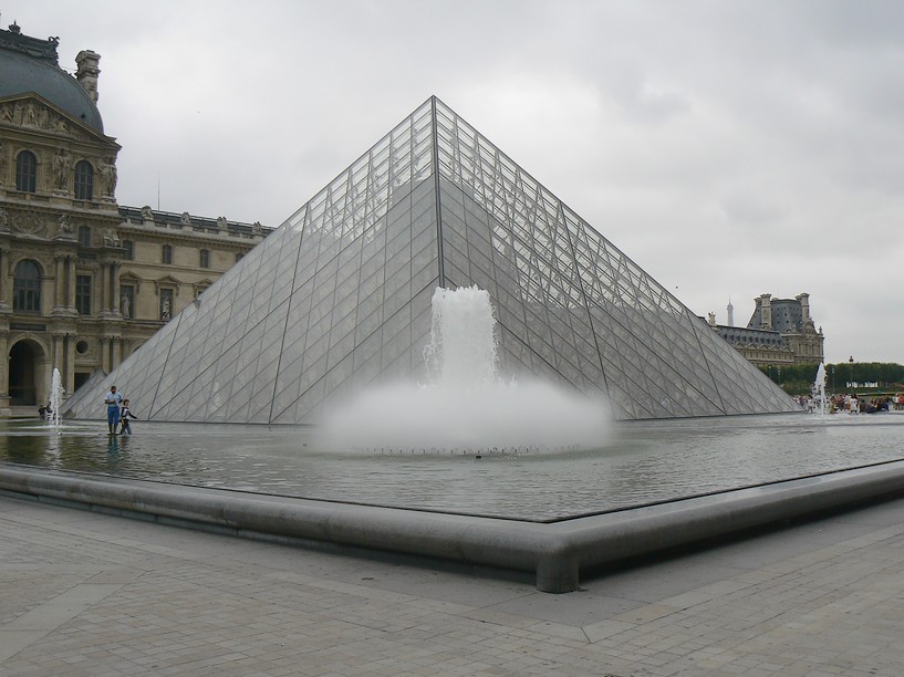 Le Louvre: pyramide du louvre 037
